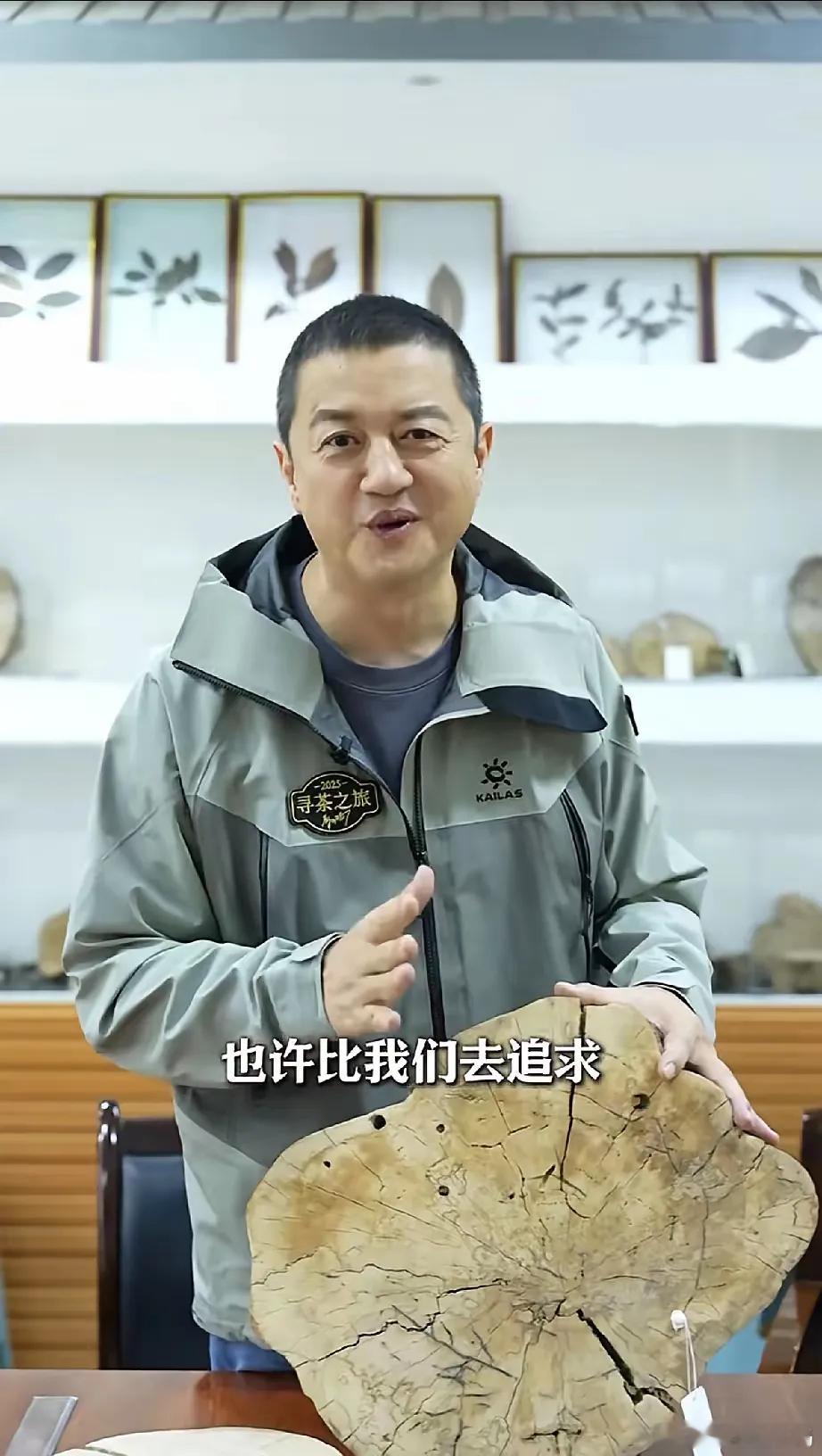 成年人的情绪有多稳定？李亚鹏上午官宣离婚、下午就笑着露面……他穿着绿色冲锋衣，剪