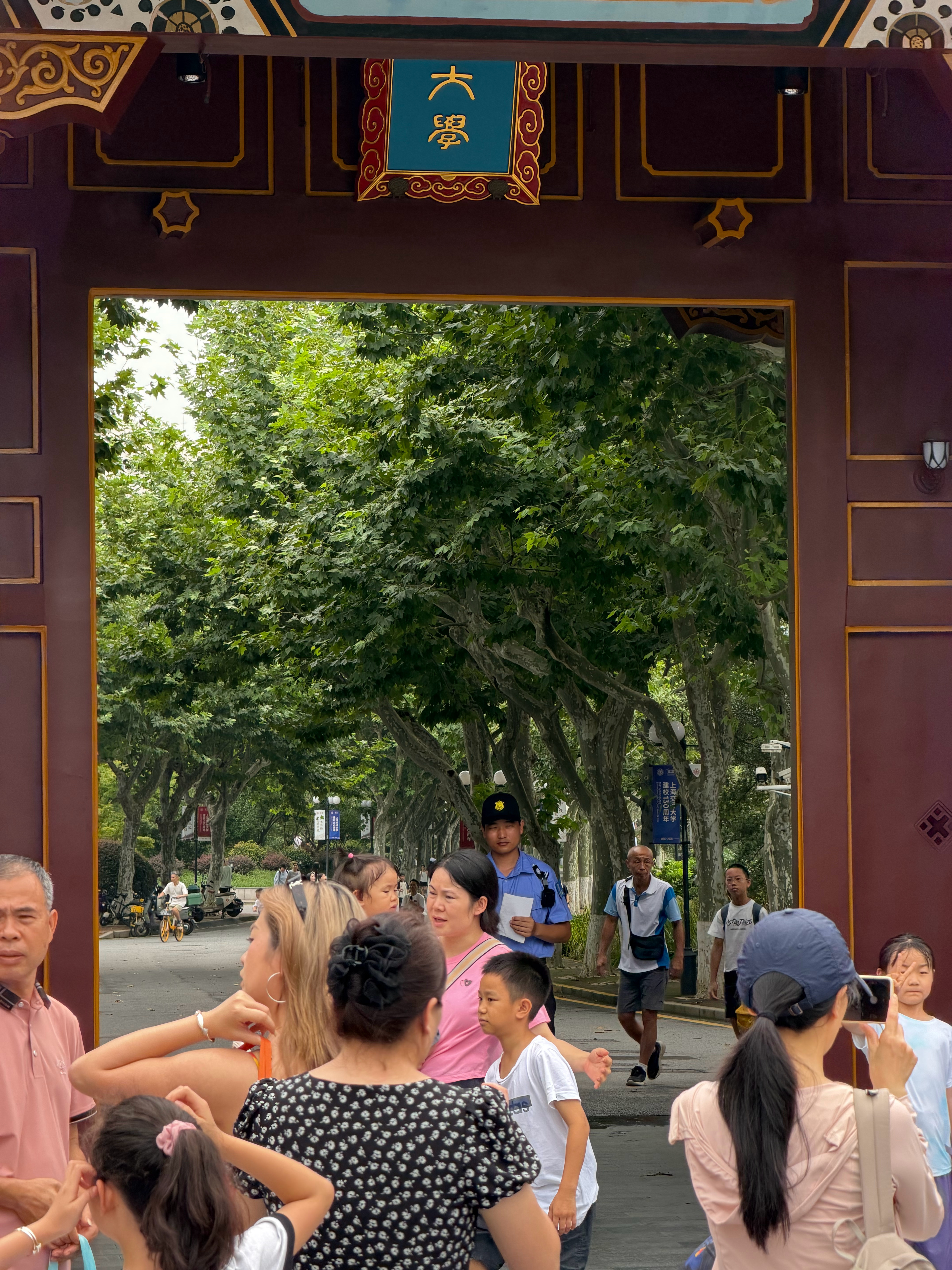 路过交大门口有很多带着孩子来给保安拍照的家长。听到一个家长跟孩子说，要好好学习，