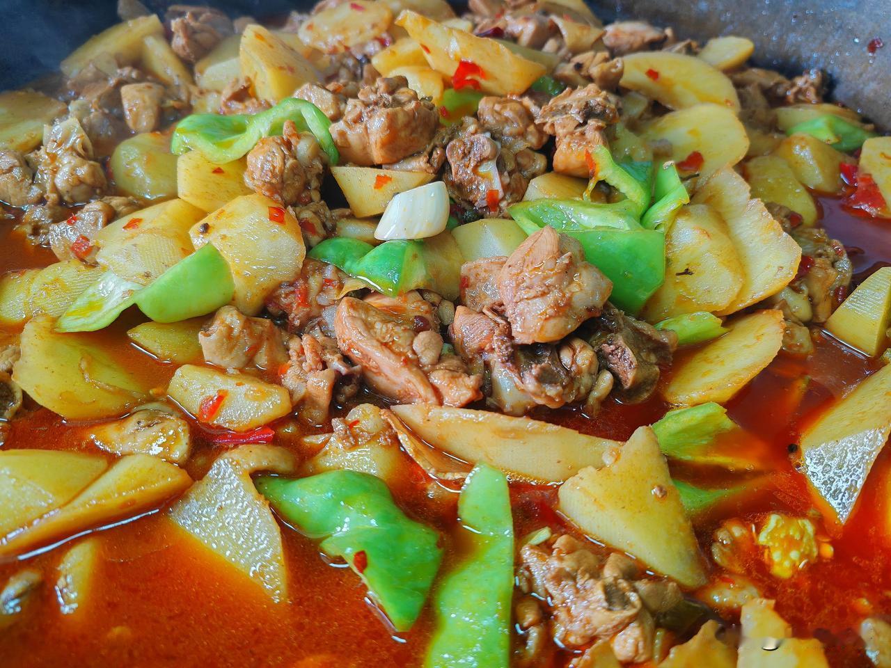 土豆成菜比较多，有地三鲜、土豆炖茄子、炒酸辣土豆丝、香菇土豆片、鱼香土豆条、鸡块