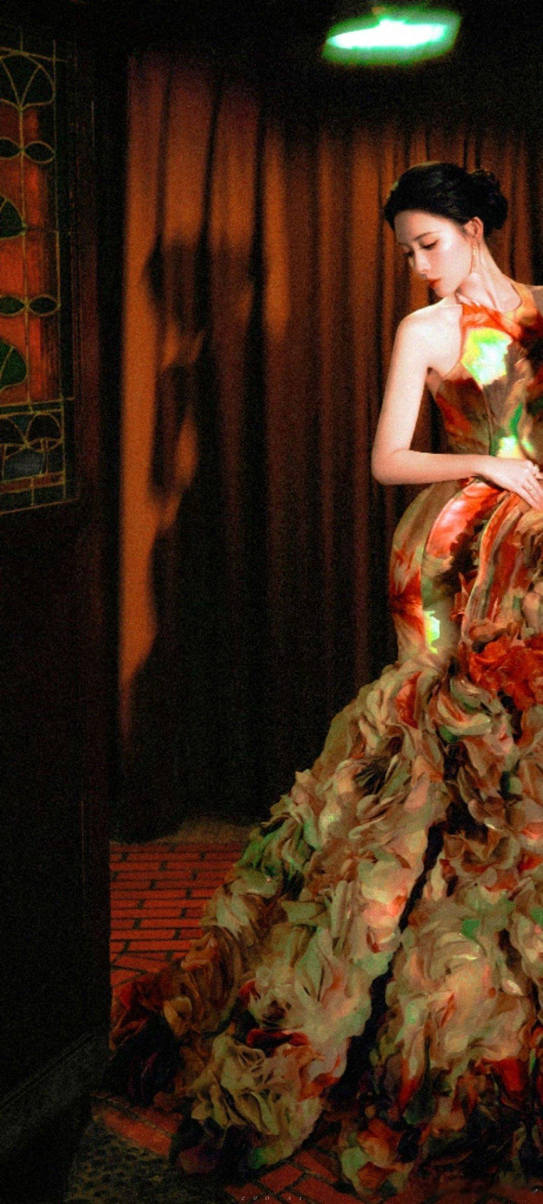 孟子义今日出席活动，复古造型将南洋千金的优雅气质完美呈现。作为全球代言人，她展现