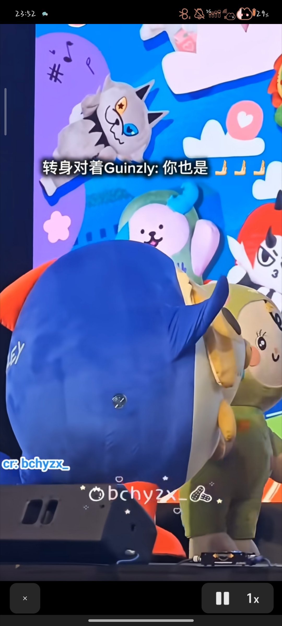 突然刷到果子狸跑去跟包甜甜打架 结果途中来了个劝架判官水煮蛋扯开果子狸阻止了一场