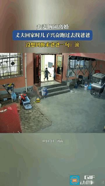 夫妻俩人在闹离婚，丈夫回到家，儿子听到爸爸回家了非常开心，张开双臂兴奋的跑向爸爸