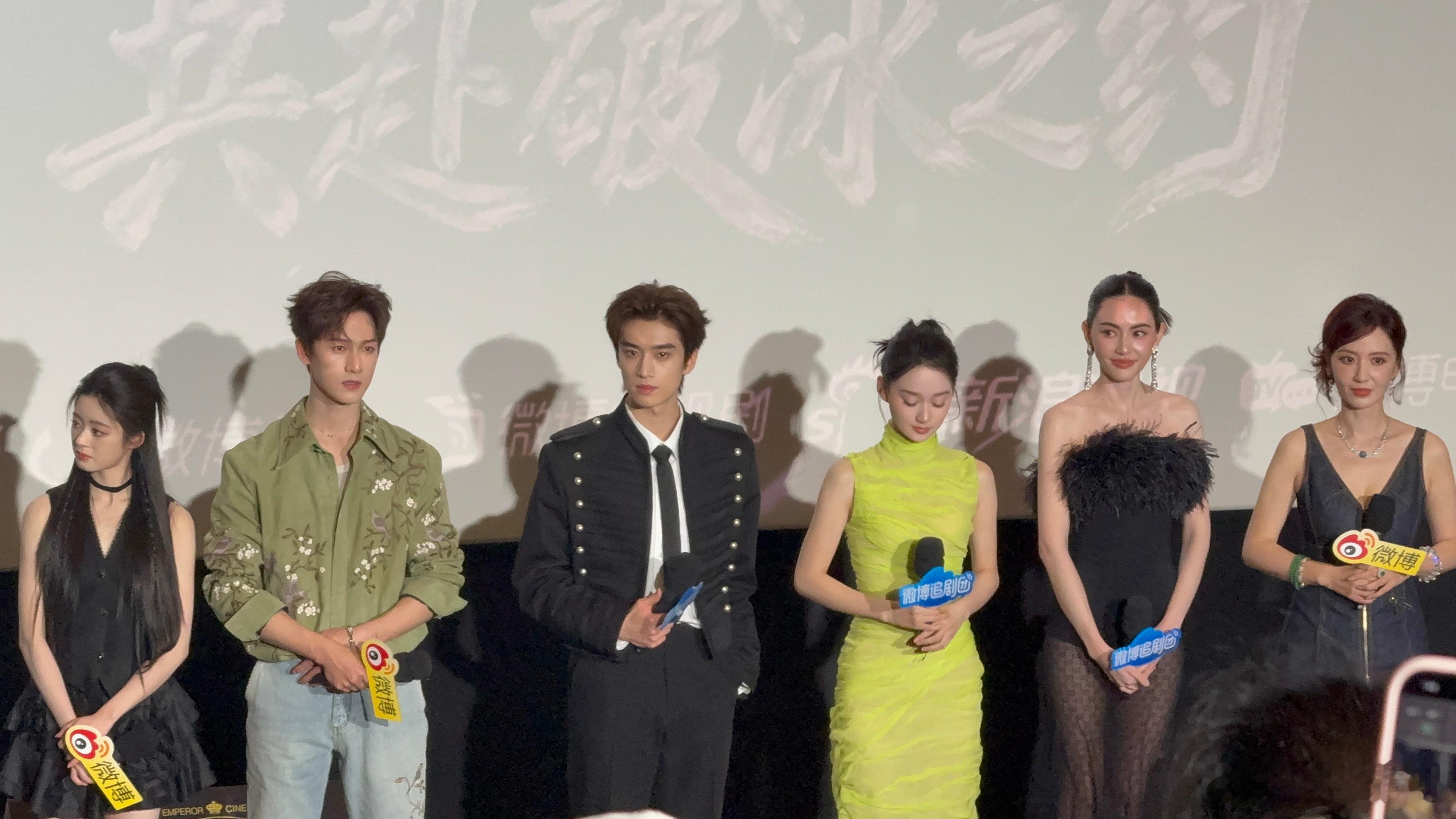 李昀锐我脖子也痒 笑到捶桌！李昀锐跟粉丝互动太有梗，分享摸马小知识，结果全员脖子