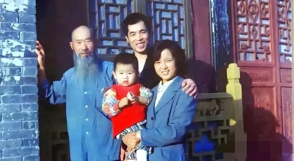 坦诚见真心：梁晓声相亲直言家贫，北京姑娘一句话定终身
 
1981年，梁晓声经人