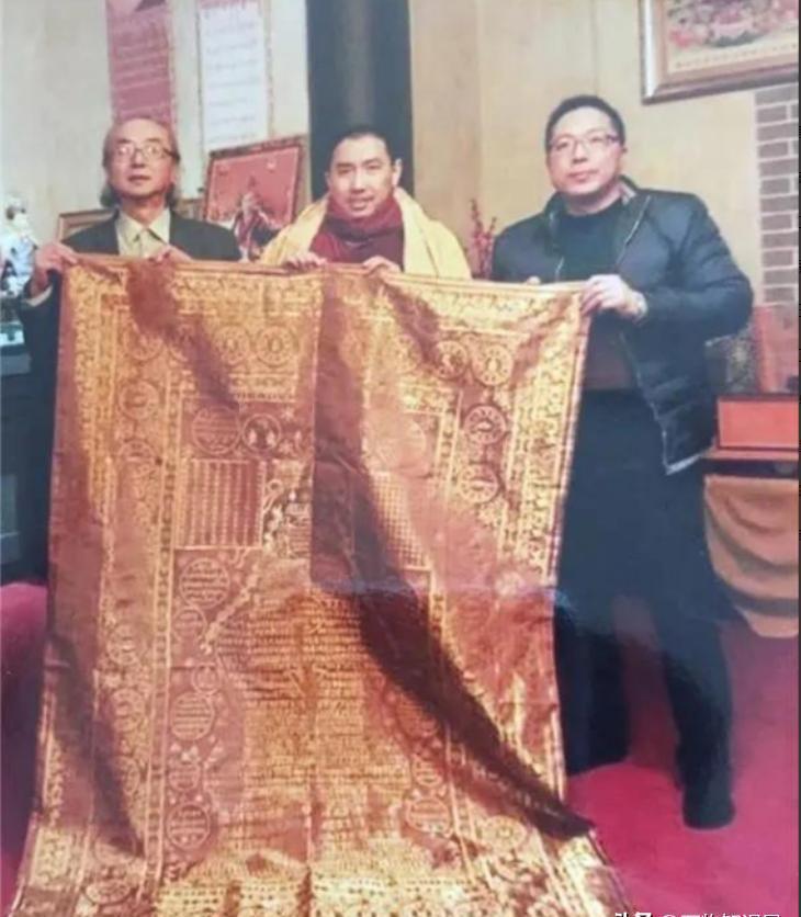 2005年，一件旧袈裟在北京拍卖，却无人问津，一男子觉得蹊跷，花9万买下。回家后