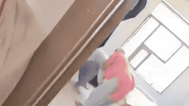 三嫂对小三儿也是毫不手软，下手也是很重的，看来全世界的女人都有一个通病，这个通病