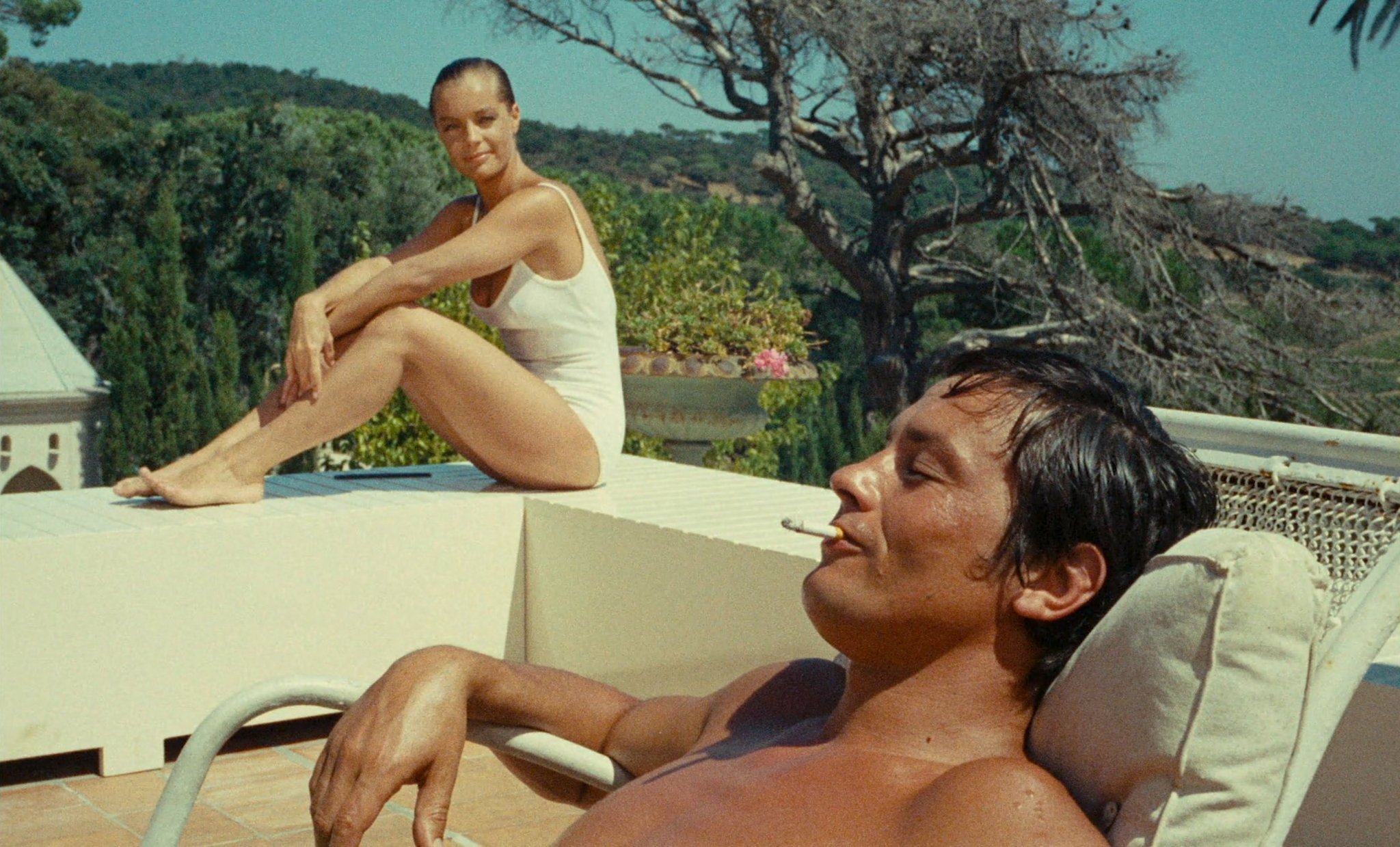 La piscine 1969    剧组仿佛生活在一片绿洲之中，我们得以窥见其