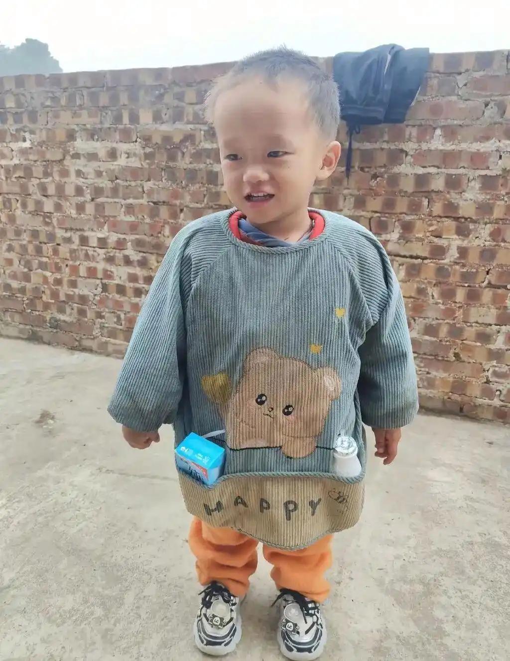 太揪心！广西玉林一名 3 岁男童从外婆家独自返家，短短 200 米的路程，在大人