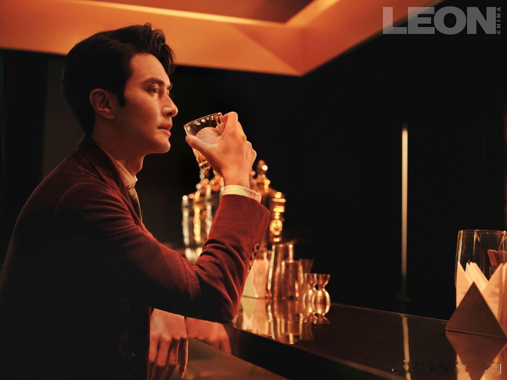 191cm身高穿西装简直降维打击，窄腰宽肩比例优越，深邃眼眸搭配金丝眼镜，举手投