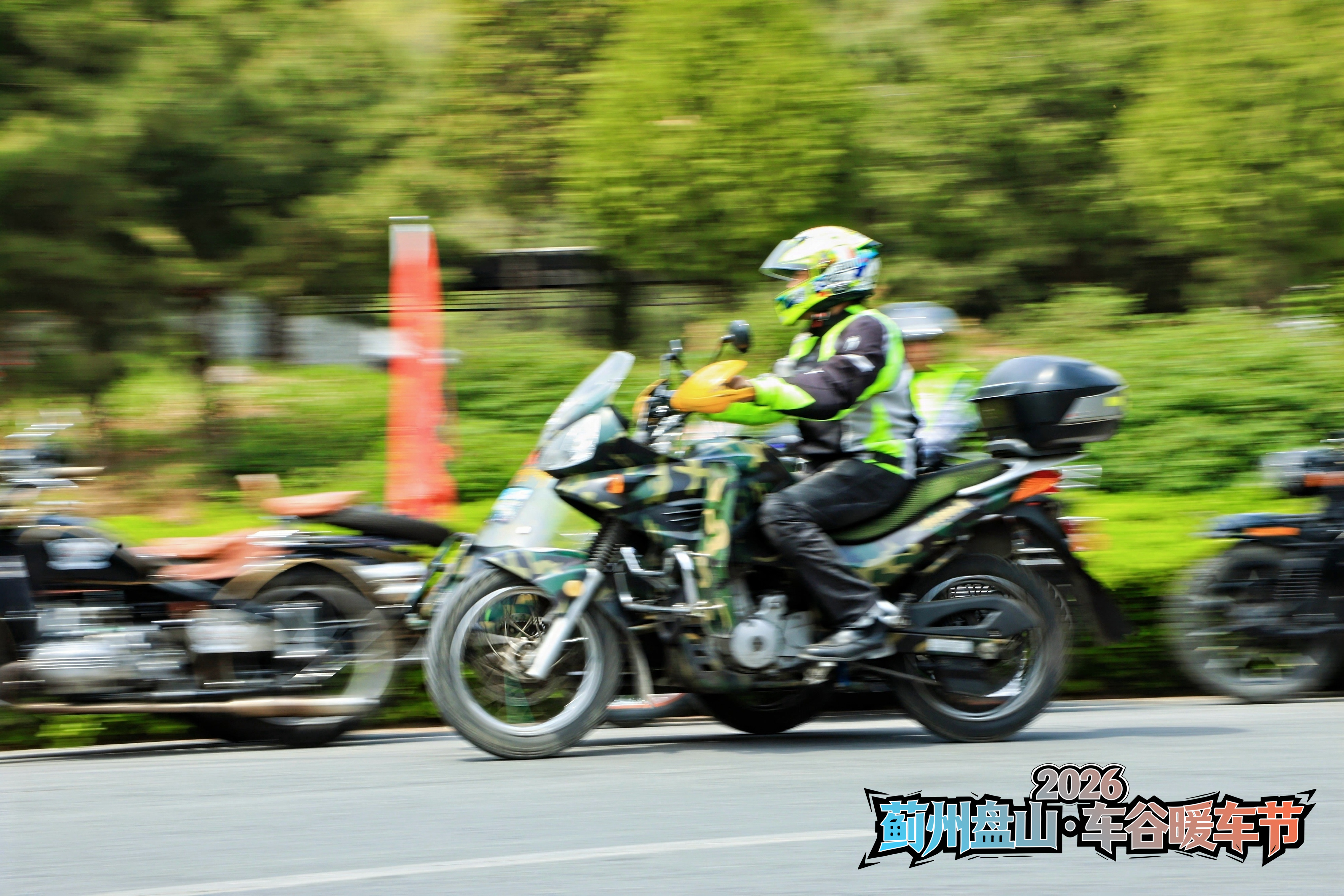 北京车友为热爱奔赴以车会友，共赴山海，北京车友这排面，太对味儿了！！ 