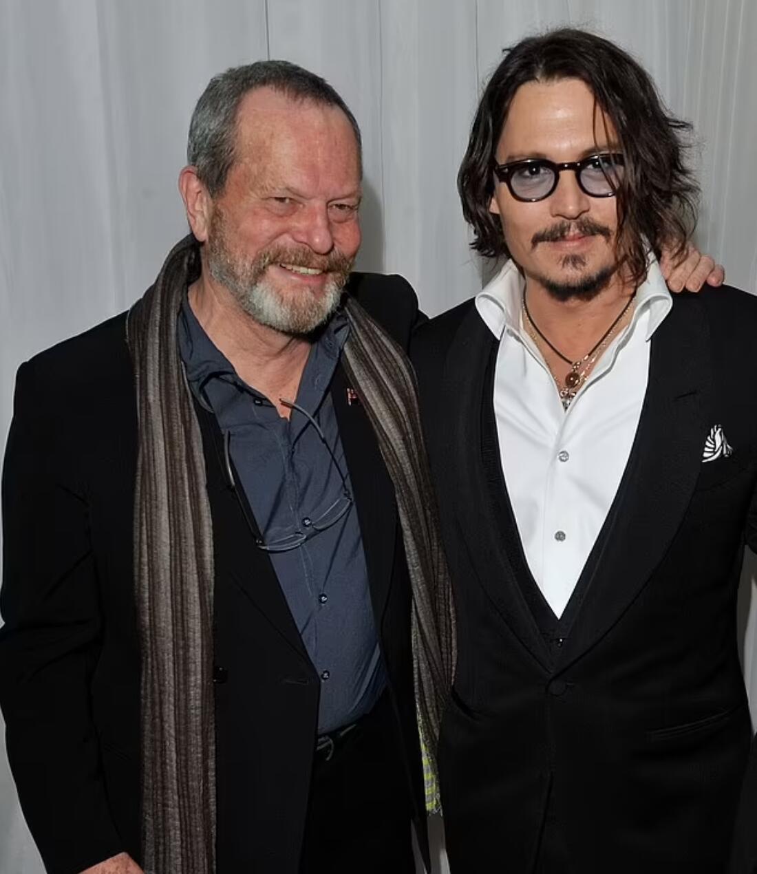 据外媒报道，约翰尼·德普加盟《十二猴子》导演特瑞·吉列姆新片《#世界末日的狂欢节