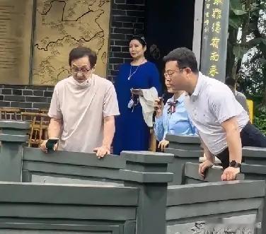 有网友在惠州偶遇成龙大哥，没想到，他居然带了儿子旅行！亲儿子到什么时候都是亲的，