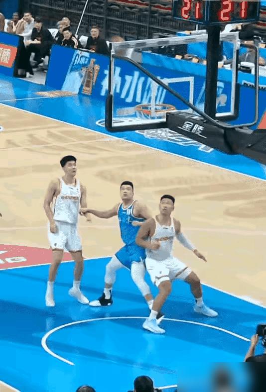 张才仁给你后面的周琦封盖吧，他的高度不至于打脸！

这球看回放确实挺让人无语，明