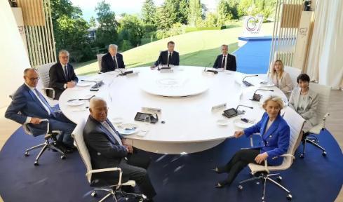 G7峰会上，特朗普一脸严肃，全程明显无心参会。相比这场充满分歧的聚会，他此前访华