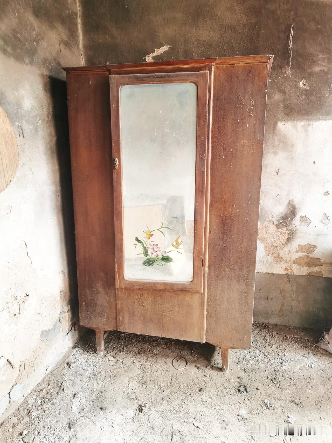 今天收拾老屋，又一次目睹久违的老物件：一只老式立柜，一张老旧写字台，一个老式橱柜