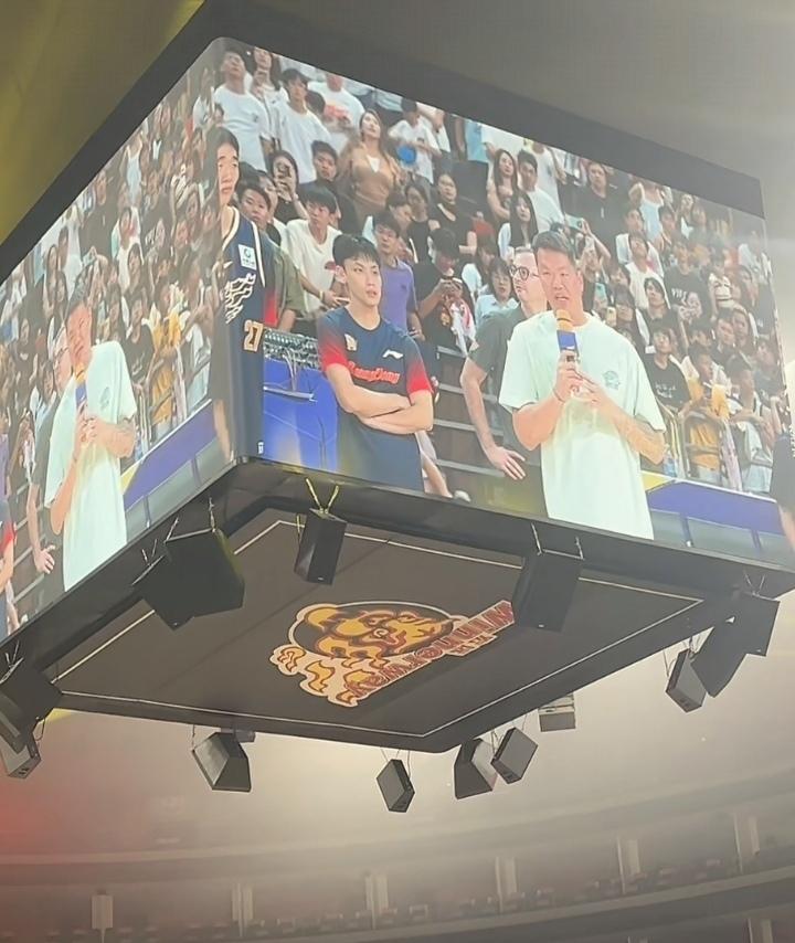 广东宏远球迷嘉年华真的很热闹，堪比CBA全明星周末般热闹，因为球迷热爱广东队，从