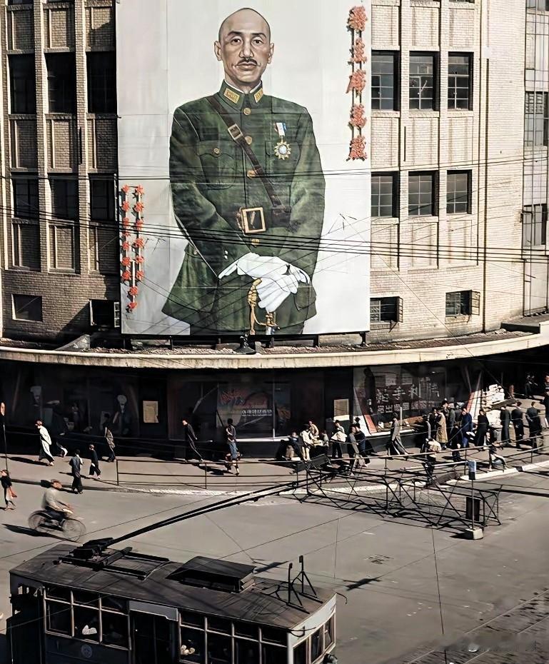 1945年，上海大新百货。外墙挂出蒋介石的巨幅肖像老照片 老照片的故事 蒋介石国