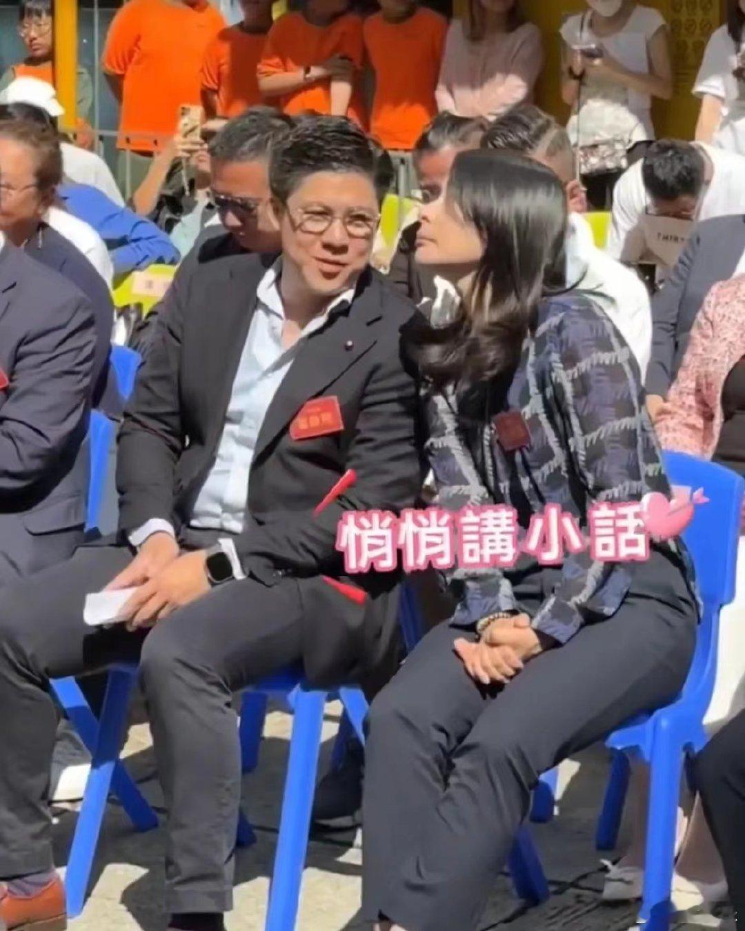 【恩爱如初】 在今日的演讲现场，霍启刚先生以一席深情的话语赢得了在场听众的掌声，