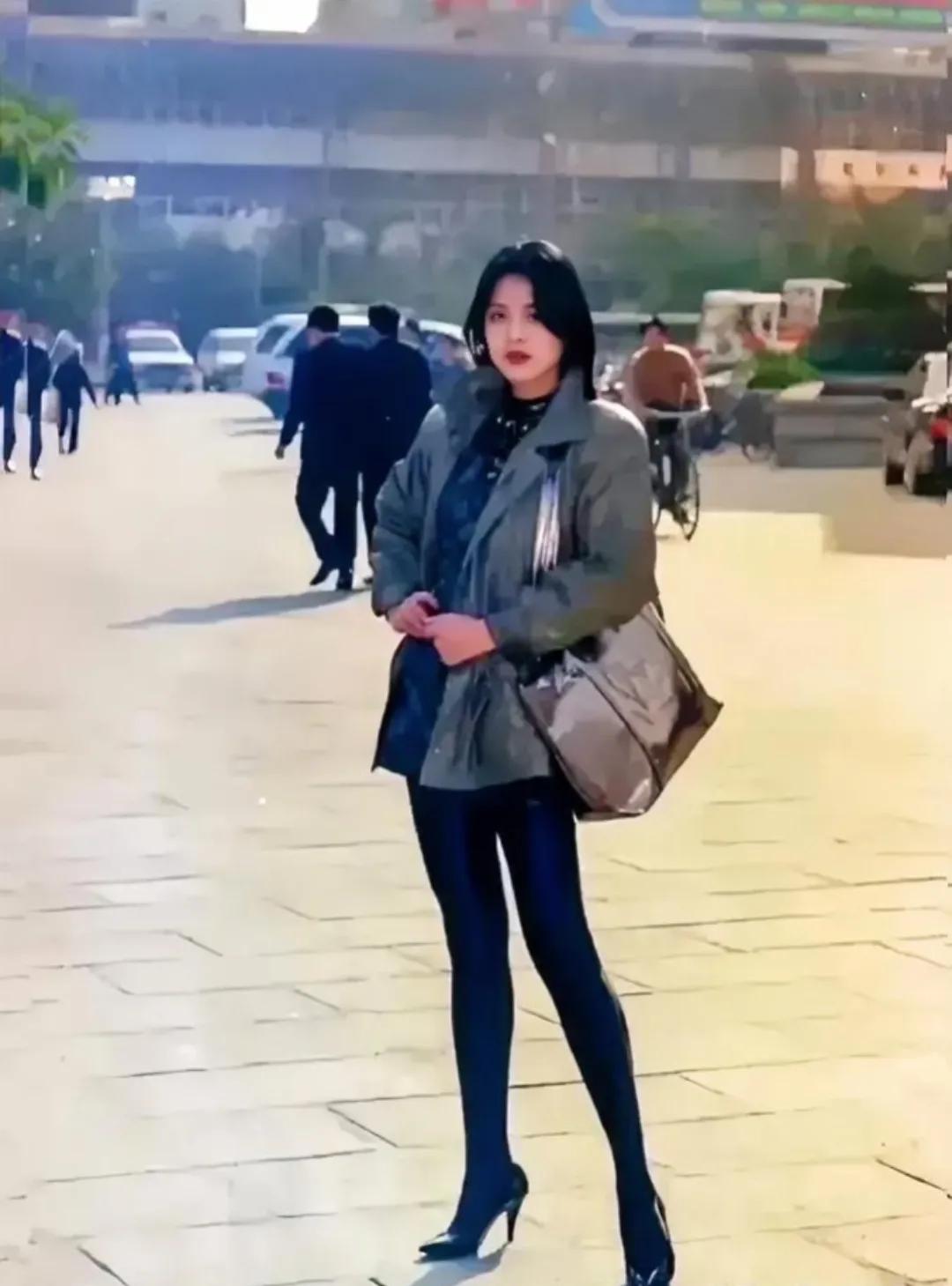 1993 年，广州街头，一位东北姑娘，留下的一张老照片，展现了这个时代女性的时尚