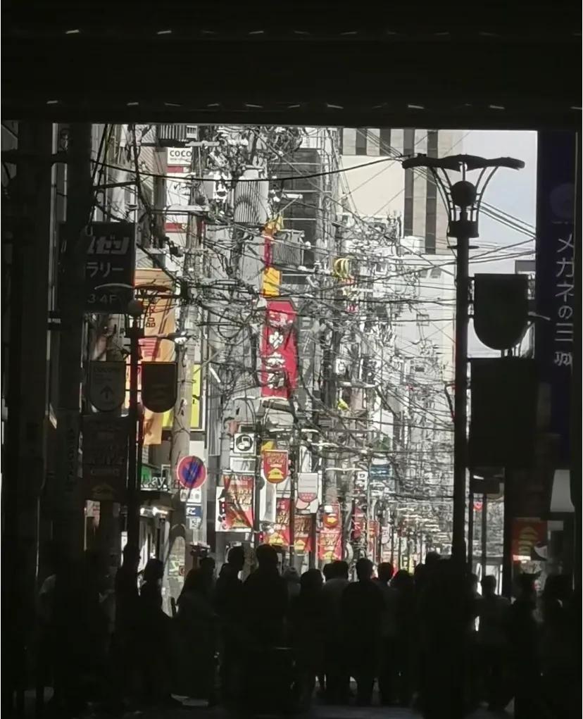 下午去梅田。下了车就是一个感觉:我是谁，我在哪儿，我在干什么。眼花缭乱，晕头转向