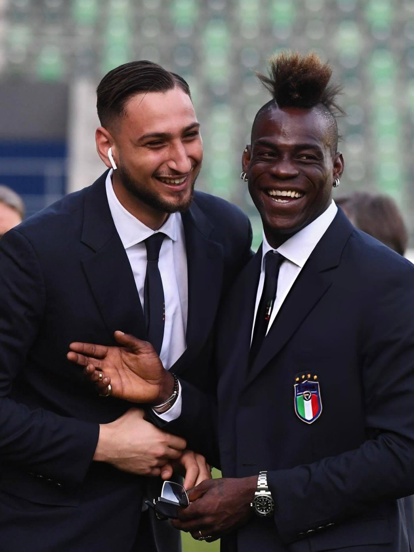 我在意大利国家队就认识巴洛特利，他也建议我选择加盟曼城，说这家俱乐部无与伦比。实