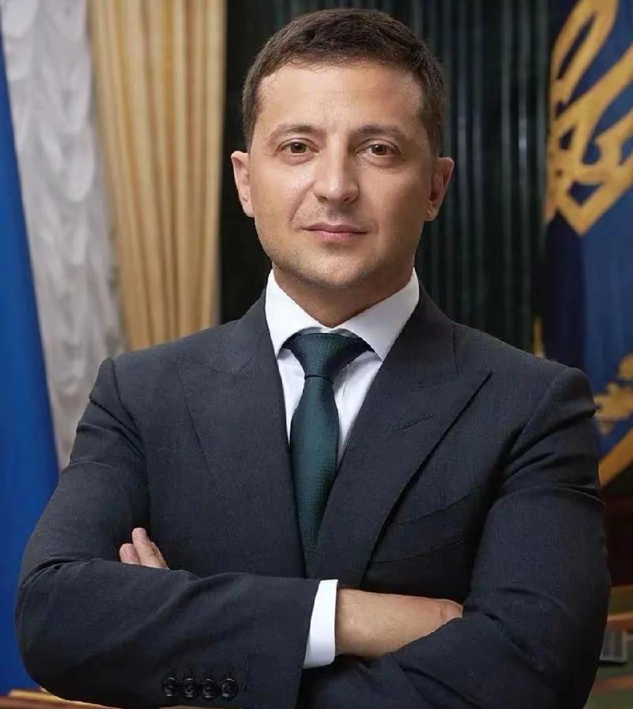 泽连斯基
又有大动静了

俄罗斯克拉斯诺达尔港凌晨飘起浓浓的黑烟，萨马拉炼油厂那