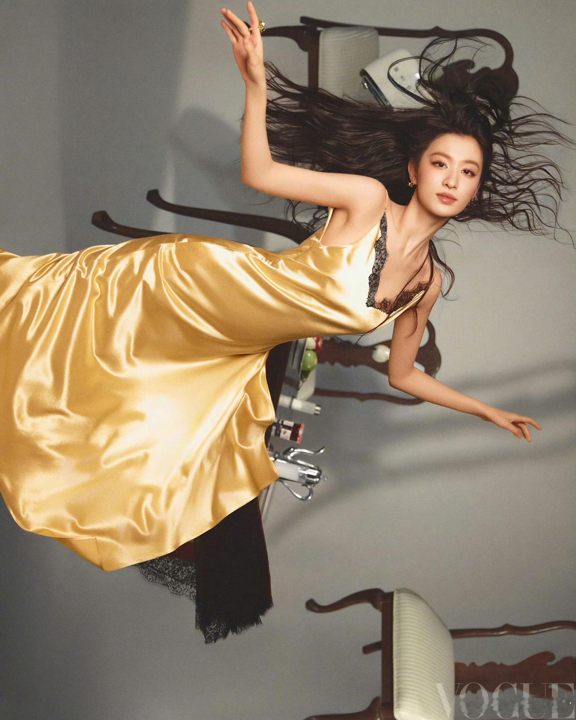 王楚然金色梦境VOGUE大片这张简直封神！！！超级喜欢船姐的这张 拍的好好看😻