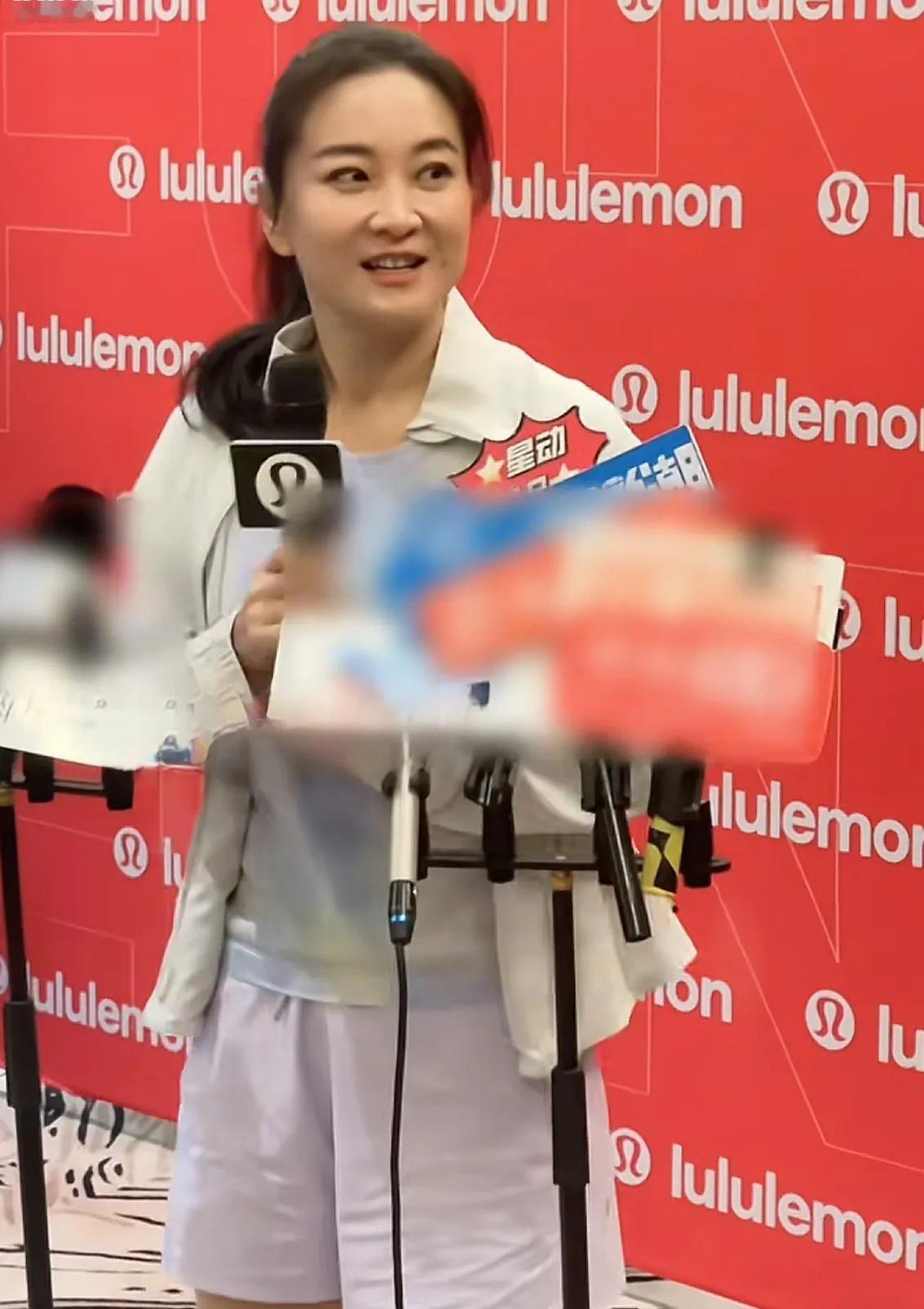 43岁的贾玲，最新露面又瘦了！

8月2日，贾玲突然露面参加活动，许久不见的她又