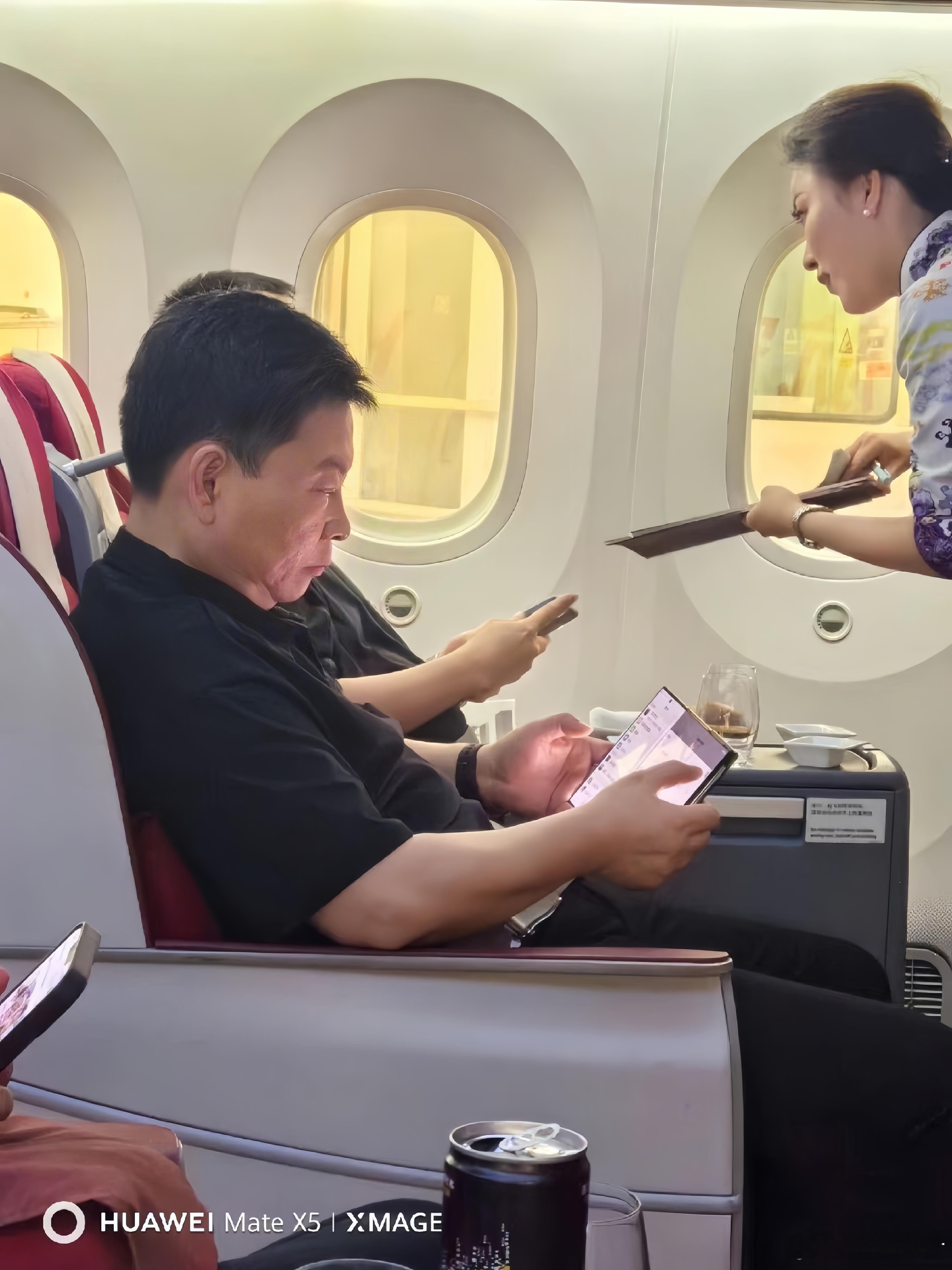 余承东飞机上手持华为三折机曝光，虽只有一个侧脸，但高贵典雅之姿展露无遗，绝美[兔