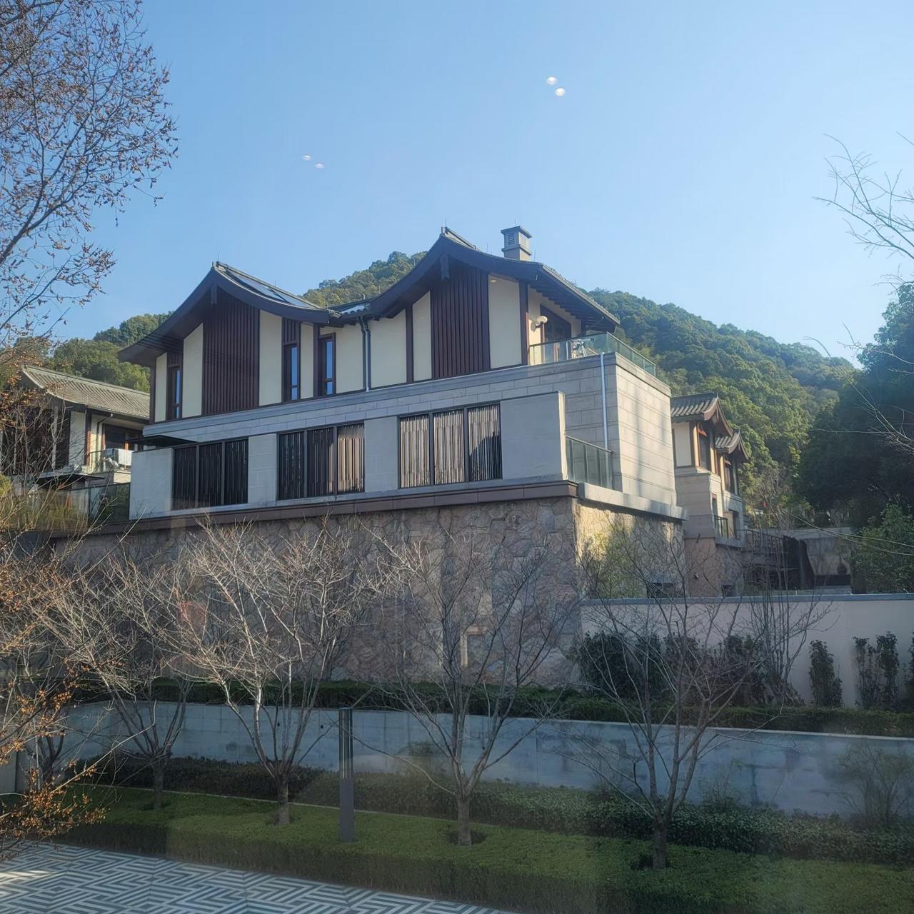 老二：一会把我送到上次那个门吧。

​我：那个门是南边的，稍微有点远，我还是送到