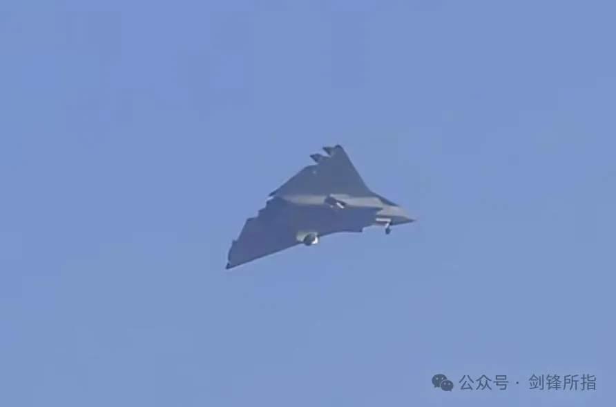 三号机10月份就飞过了，明年上半年看老四，不急着交付，目前没对手。大蝙蝠也在搞，