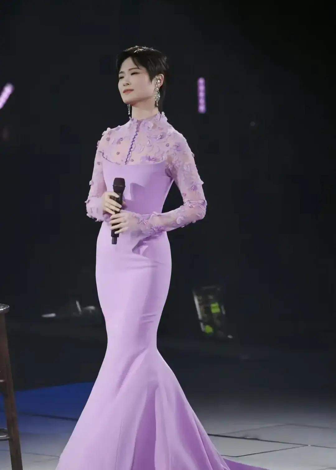 李宇春现在风格一改，温柔又有气场，早这样真的很难不心动。 