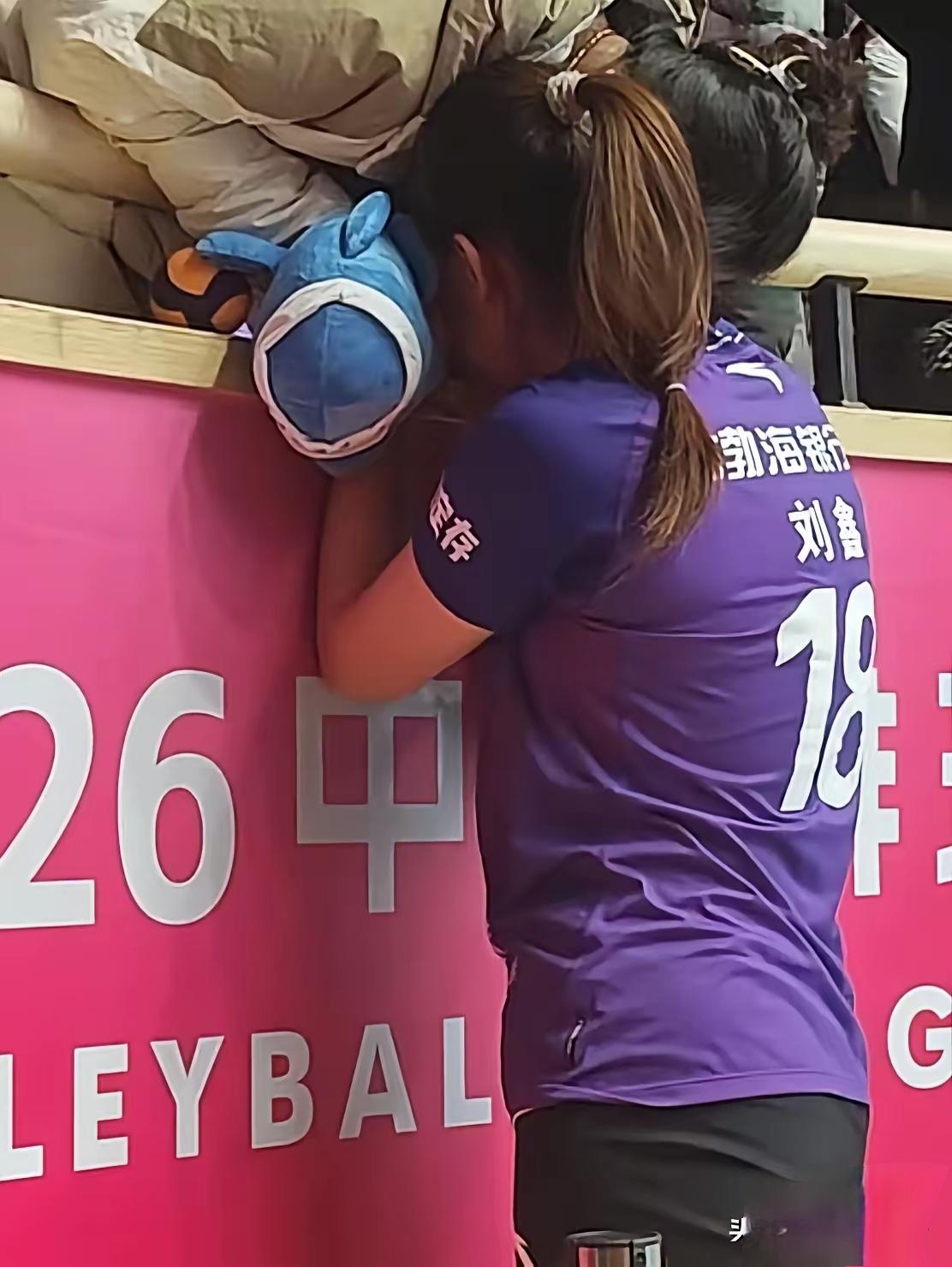 看来，哭并不是江苏女排的专利！天津女排主场被北京女排零封，队员哭了

2020-