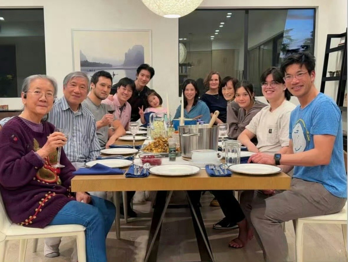 王力宏感恩节晒全家福王力宏一家感恩节聚餐 王力宏分享全家福，一家子超幸福超温馨～