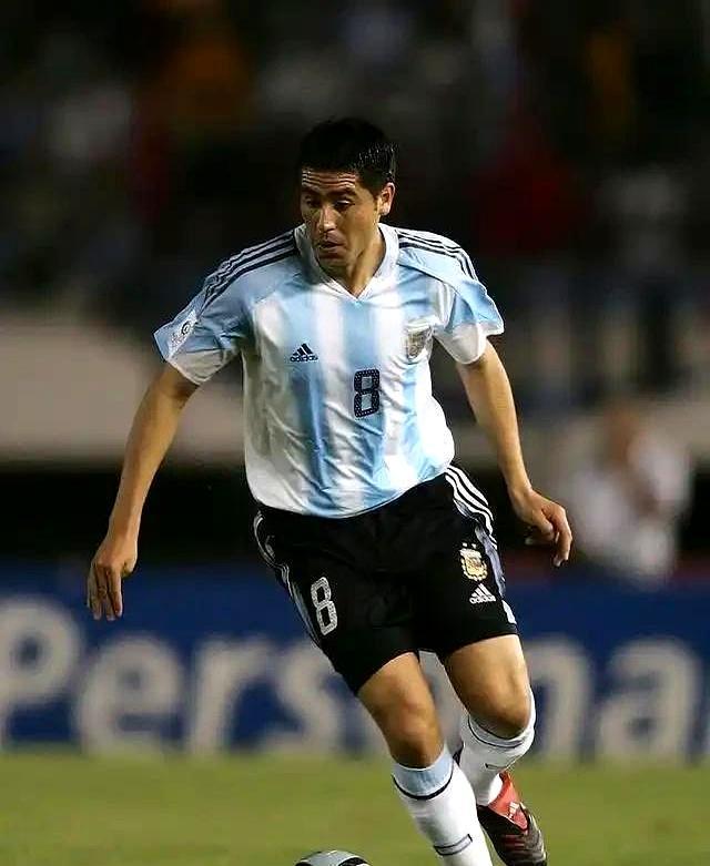 2002年世界杯，底色是一场盛大的抛弃。
 
特拉帕托尼冷漠关上大门，巴乔拖着刚