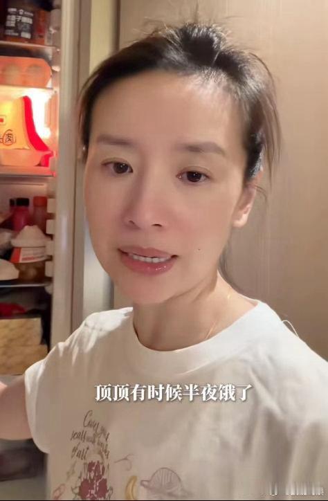董洁晒北京大平层，深夜一个人煮夜宵吃，陪17岁儿子在北京读高二 