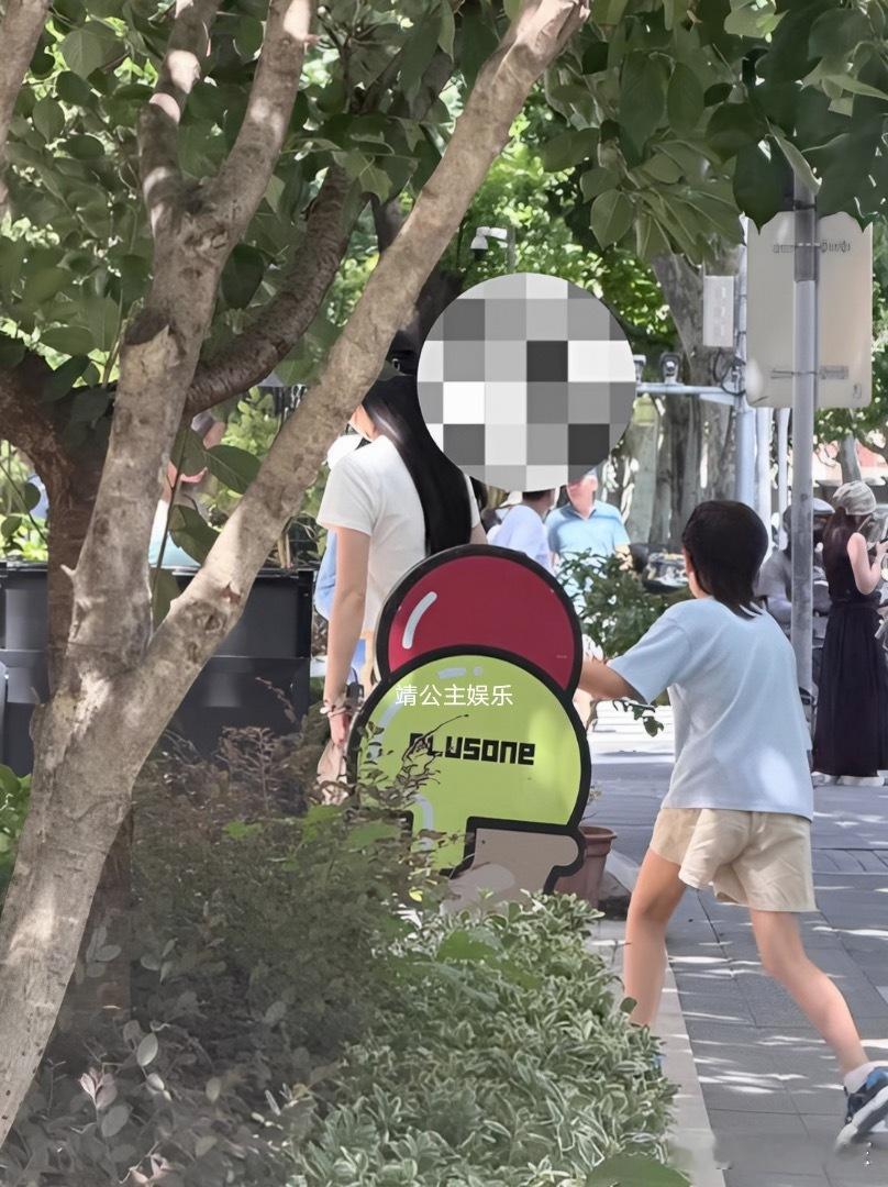 37岁杨颖和儿子在上海逛街被偶遇，9岁小海绵挽着妈妈的胳膊，看起来好有爱！他留着