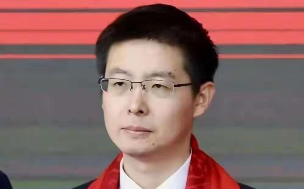 王兴兴站在领奖台上没挤出笑容，就被截图党判了“情商不够”。
现场大屏切到他时，他