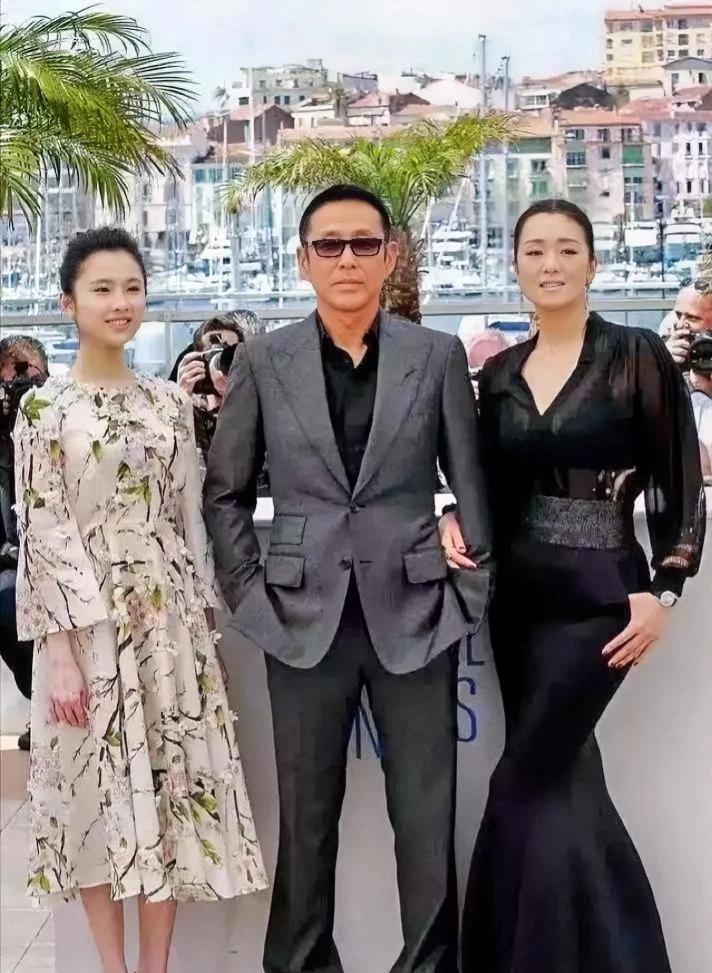 陈道明和巩俐站一块儿，那气场简直了，但旁边那个妹子也是相当抢眼啊！