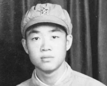 1951年，一个15岁新兵擦大炮，埋头看瞄准镜，谁料突然瞅见 对面山头绿影晃动。