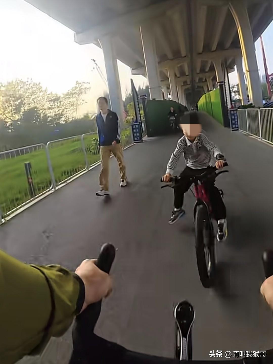 不得不承认这个妈妈的素质之高，让人敬佩。一男子周末在城市自行车道上骑行健身，突然