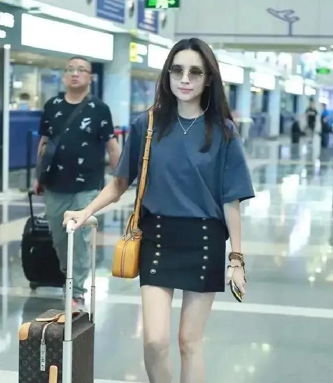 40+女生想穿得显瘦又有气场，真的可以照搬董洁这套！基础款搭配好了，比满身大牌还