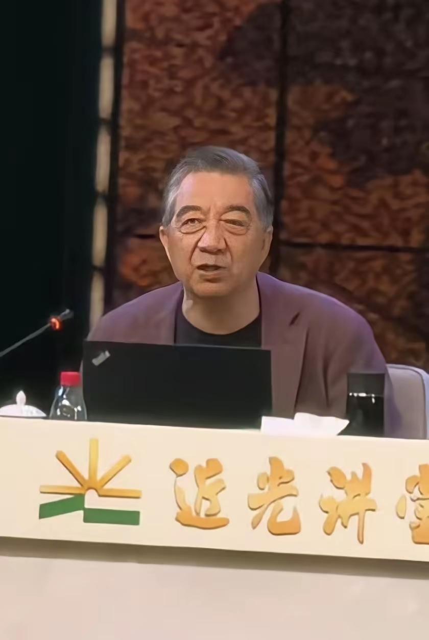 局座张召忠亮相主题讲座！看讲座主题就明白其实苏联很大程度上是被当年的老美“战忽局