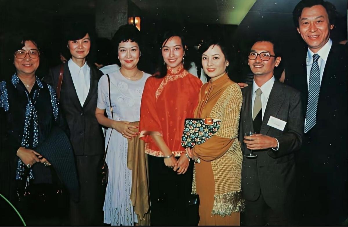 1981年，刘晓庆主演的电影《原野》在香港首映，她穿着女主角戏服出席在首映会上。