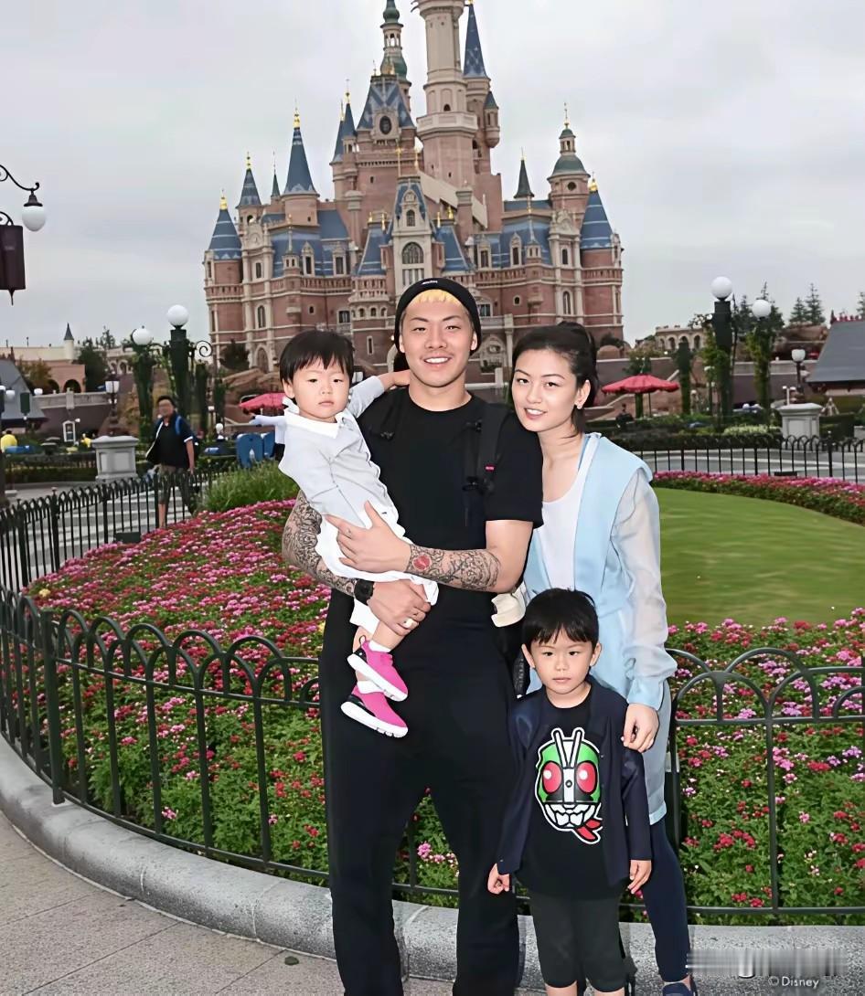 中国足坛有位堪称人生大赢家，事业家庭双丰收的风云人物——国家队门神“王大雷”，然