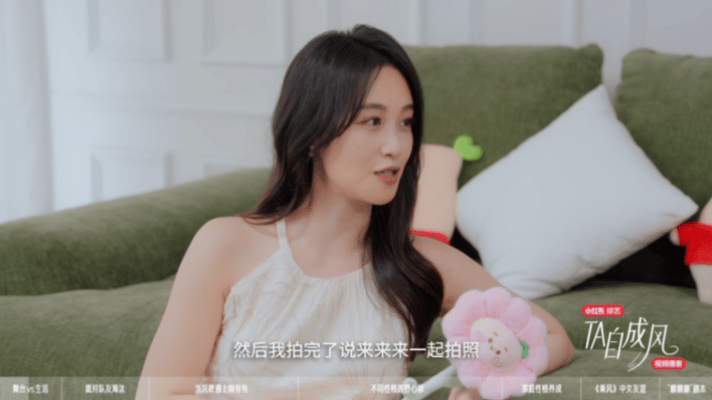 蓝盈莹拉着张月和刘亦菲拍照 浪姐访谈这段我笑到拍大腿，e人蓝盈莹精准捕捉社恐张月