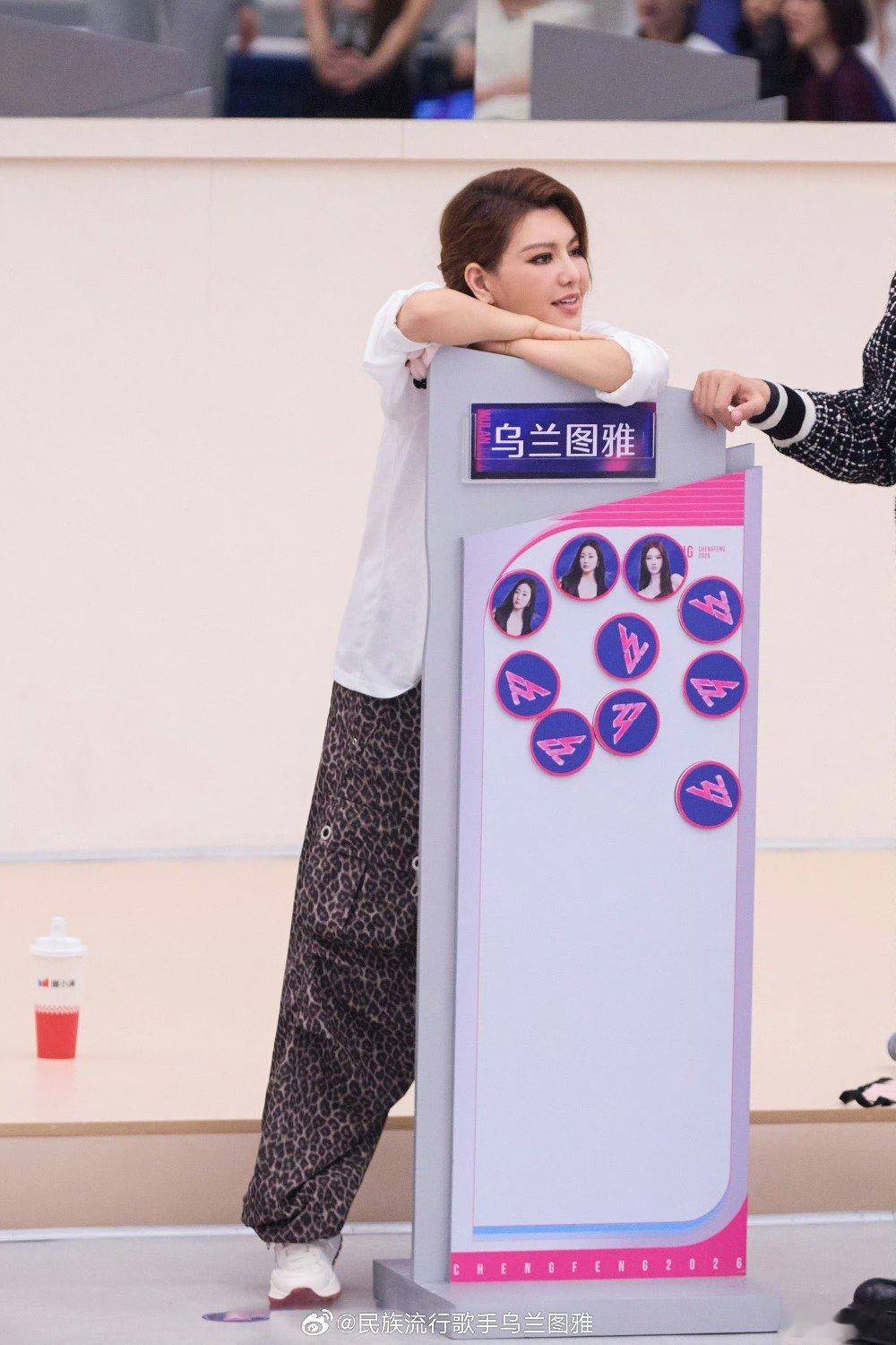 乌兰图雅唱着唱着来了一句啥玩意儿 乌兰图雅唱啥玩意儿不像演的乌兰图雅唱着唱着来了