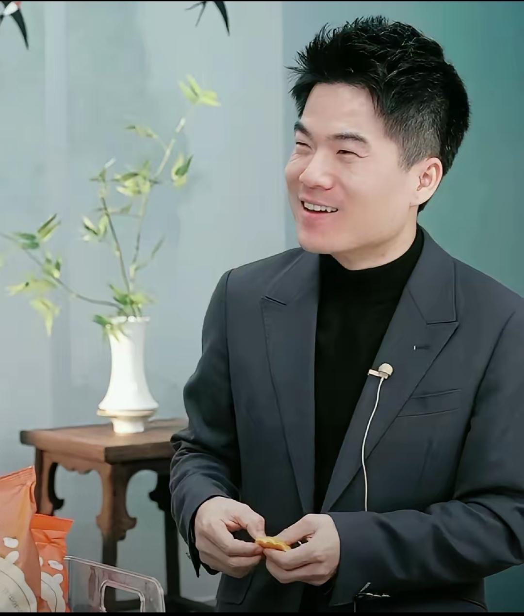 喜欢董宇辉跟学历有关系吗?
真的一点关系都没有！
 
喜欢他，从来不是因为他学历