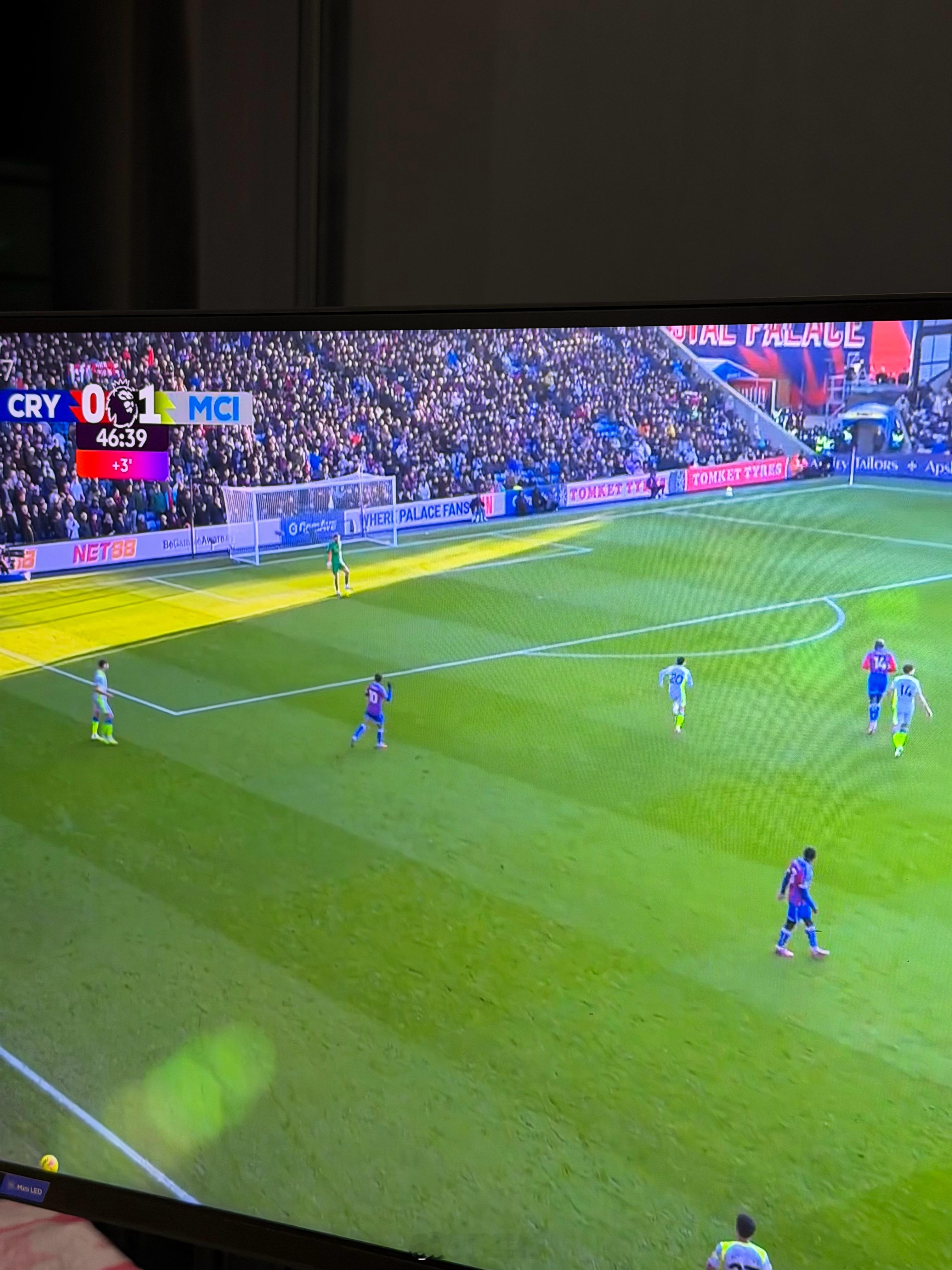 曼城今天的客场球衣，远看真的像反光服哈兰德破门水晶宫vs曼城英超联赛 深圳·深航