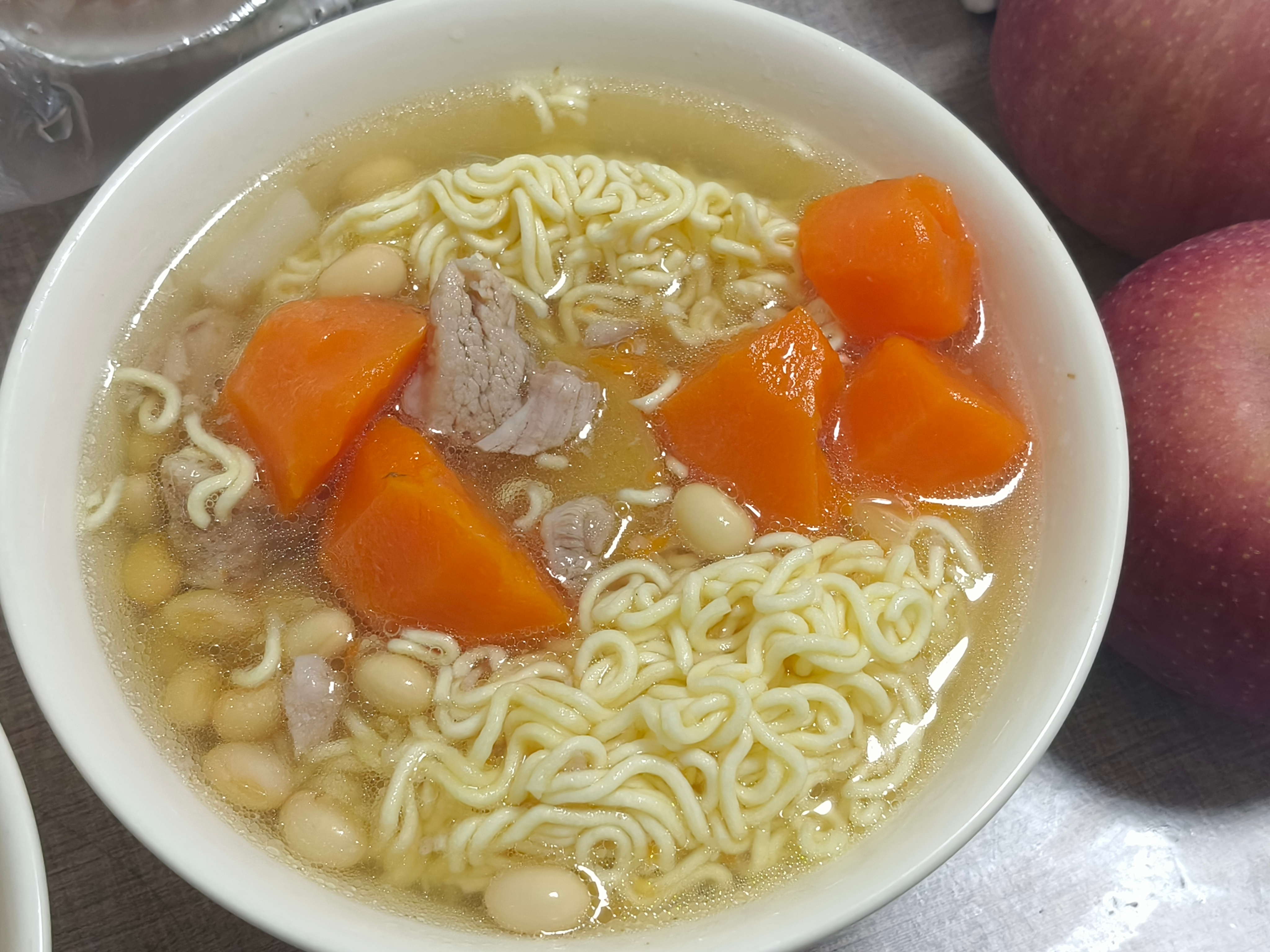 深夜的快乐，是一碗泡面给的，简单即满足~🍜 